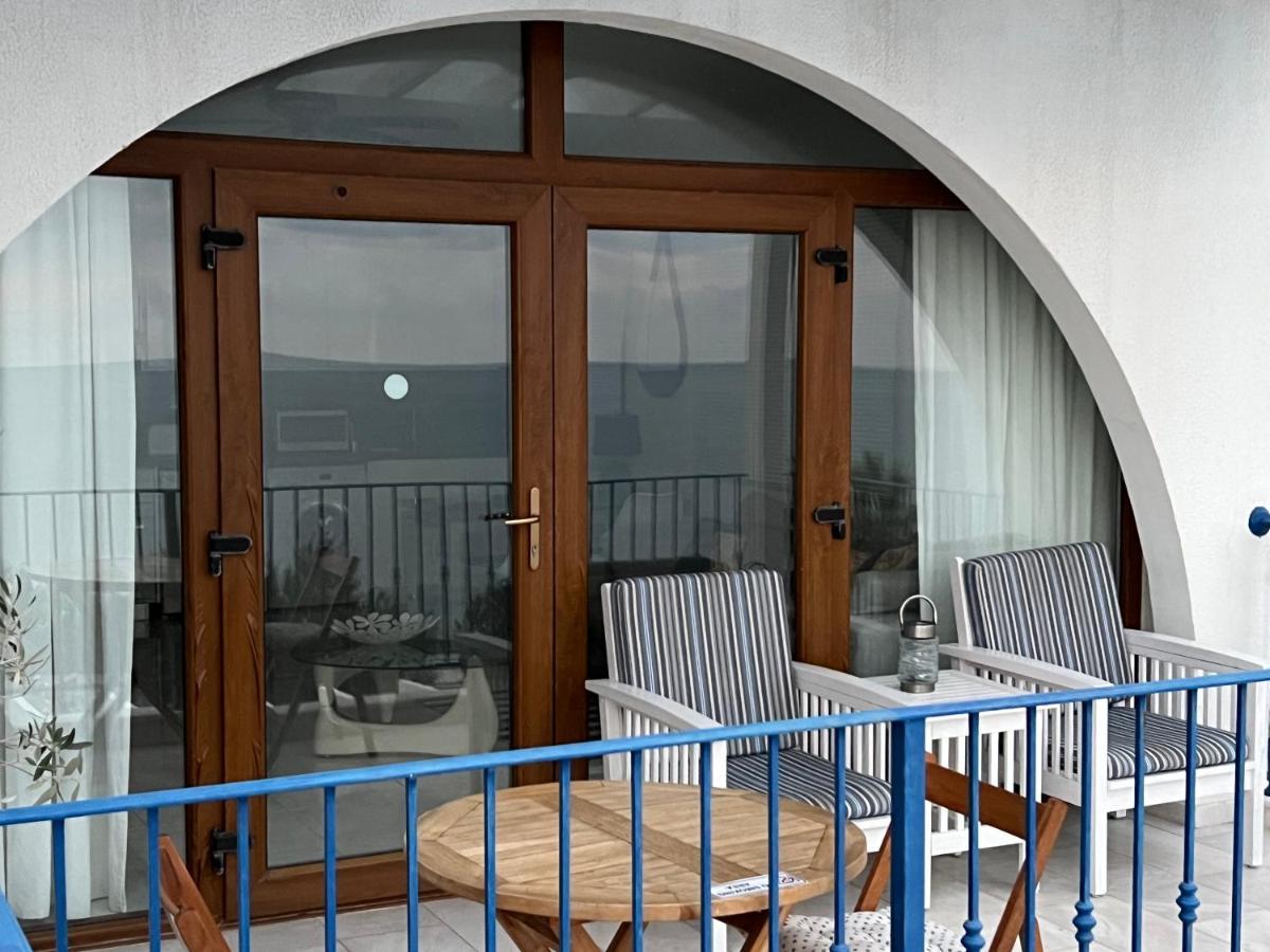 Front * Pissouri