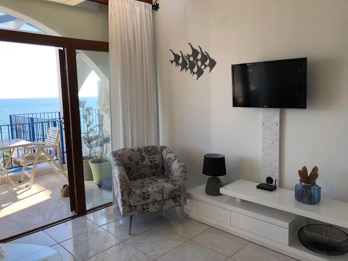Front * Pissouri